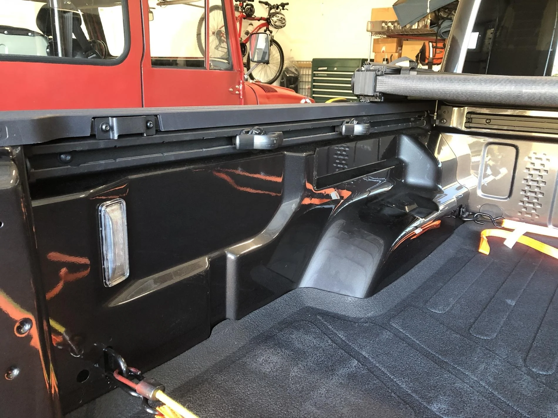 Jeep Gladiator Trail rails and tri-fold Mopar cover oyyBsuN