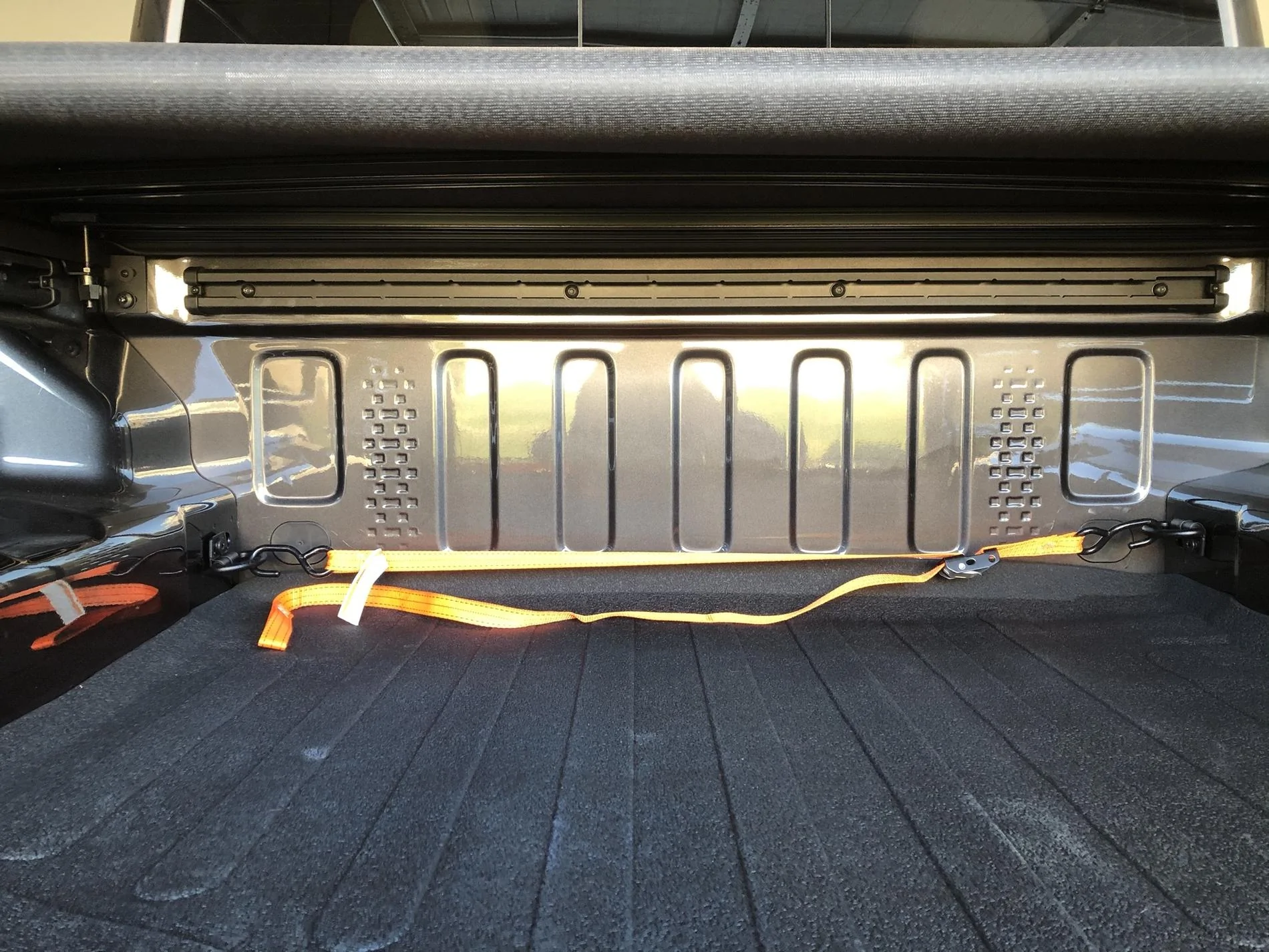 Jeep Gladiator Trail rails and tri-fold Mopar cover XooxfIB