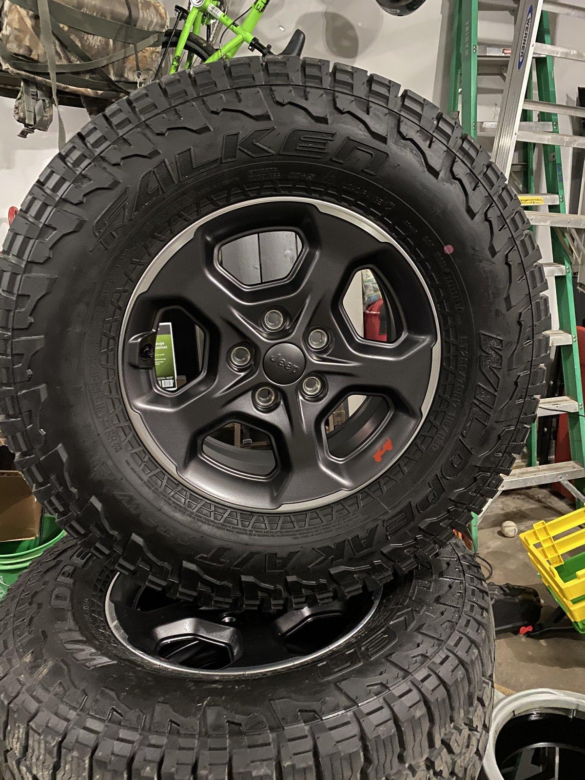 Jeep Gladiator Rubicon wheels and tires 2977BC19-9651-4E68-A2A2-0ED3E99991DA