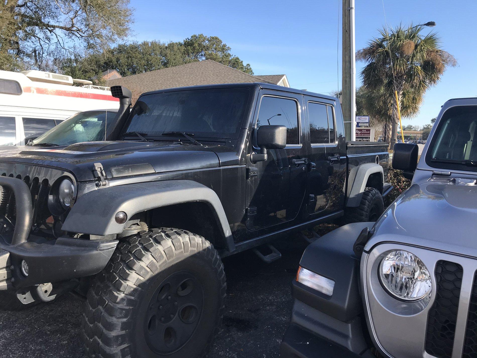 Jeep Gladiator What’s this truck? It’s not a Gladiator. 5D4C3EEB-CBE0-47A5-80C6-C07596A00859