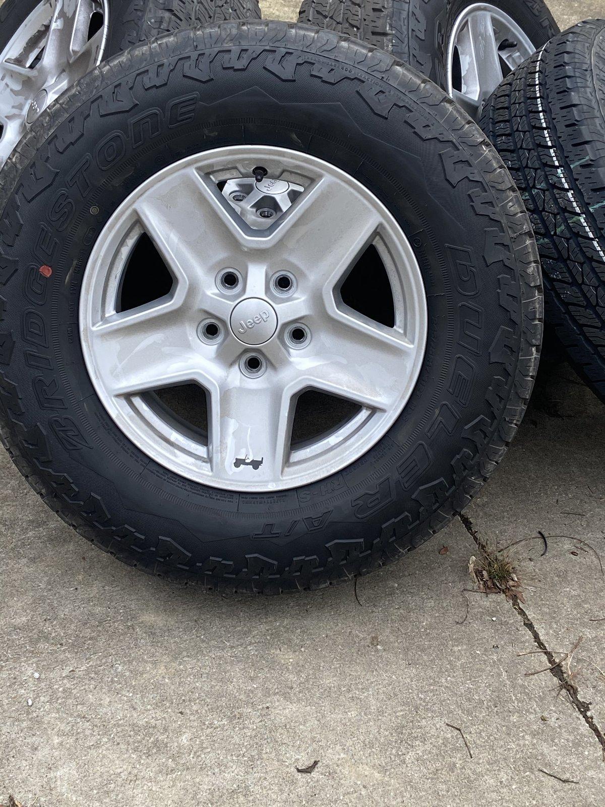 Jeep Gladiator Sport S tires and wheels BCF53EDE-4C8A-4C2A-95E8-90534077D33C