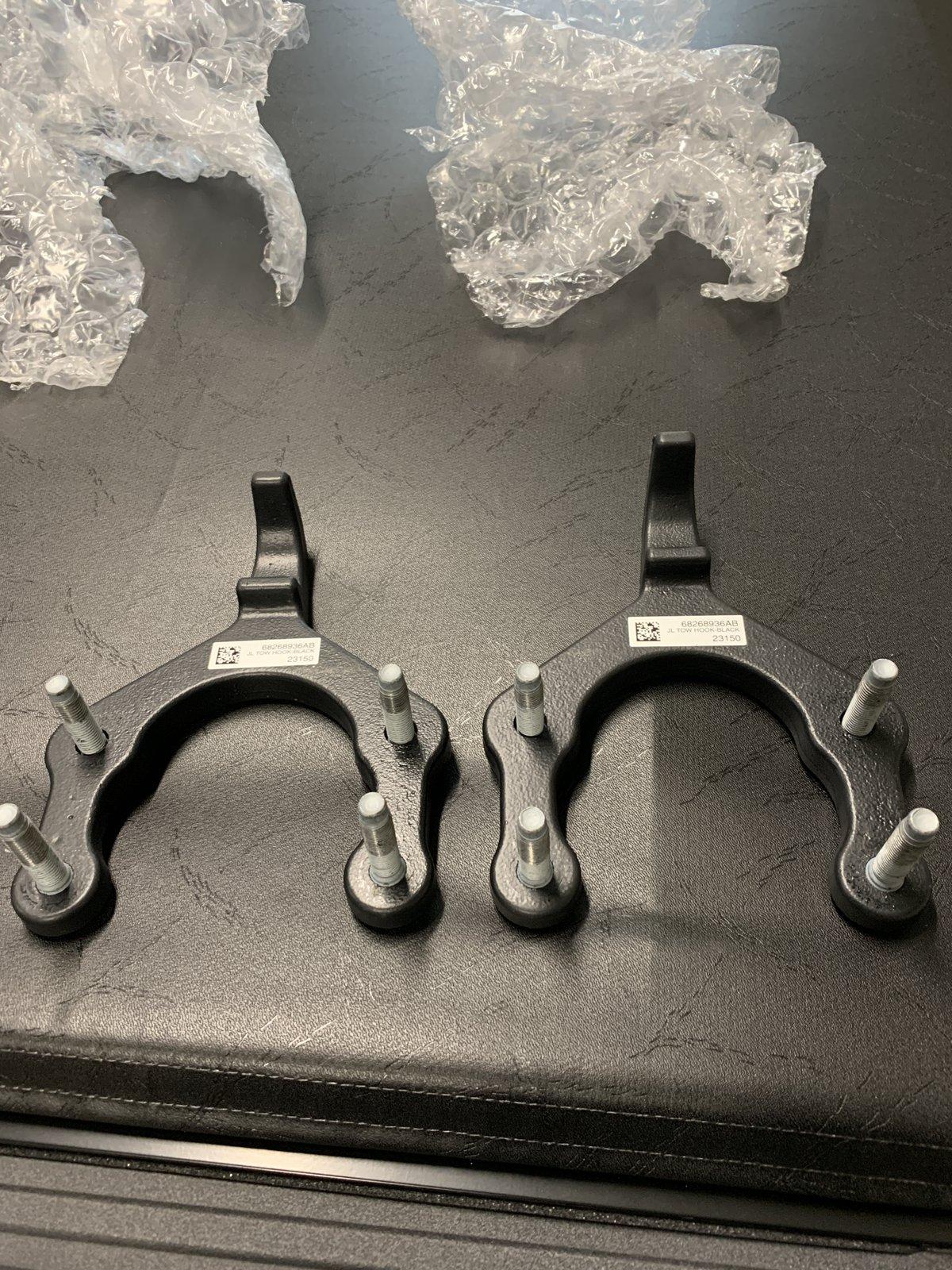 Jeep Gladiator Black front tow hooks 95AA3EB3-5607-4049-8A18-014605E7C6B5