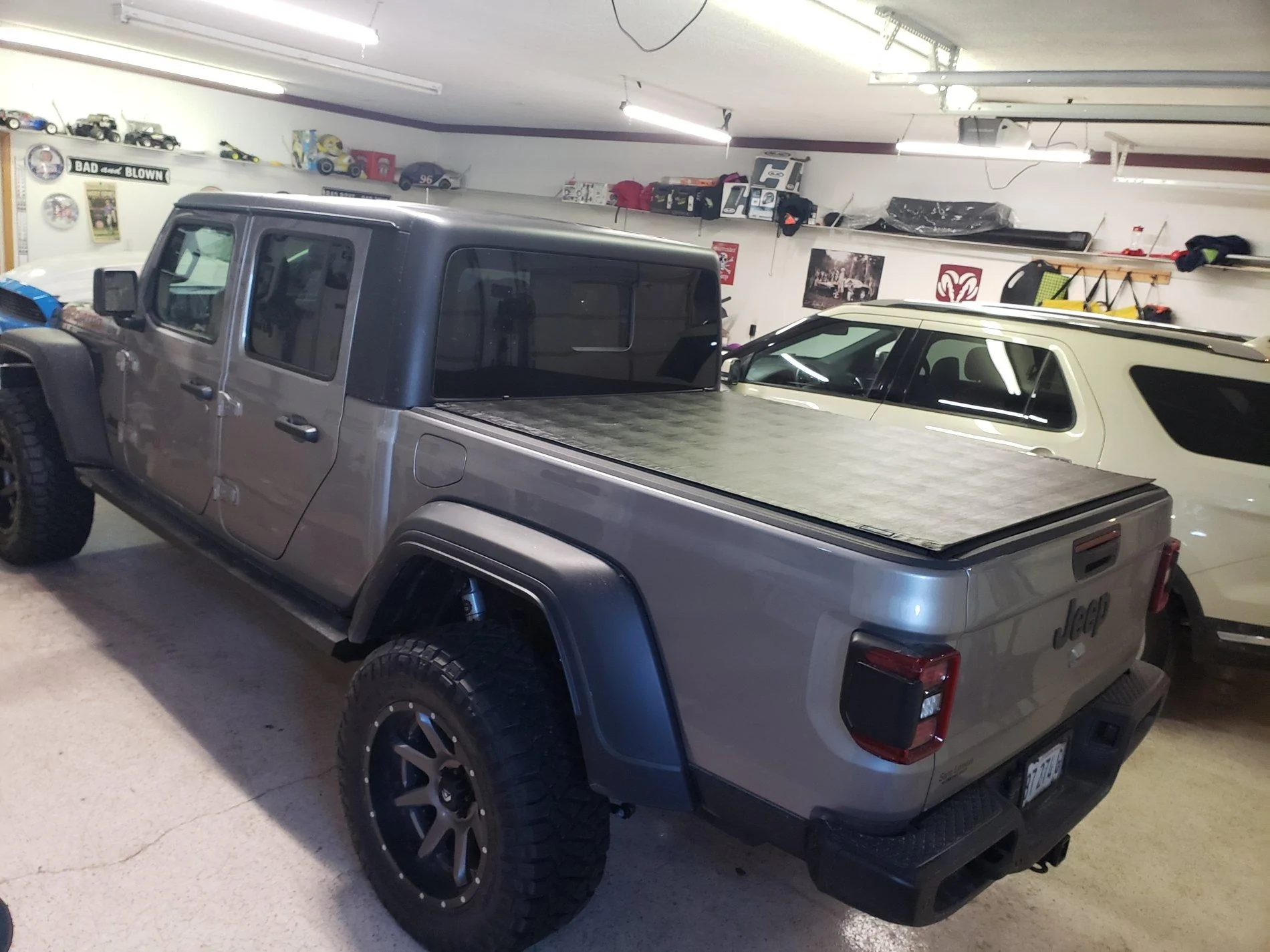Jeep Gladiator Who has a rolling tonneau cover that they love? 20200126_093959