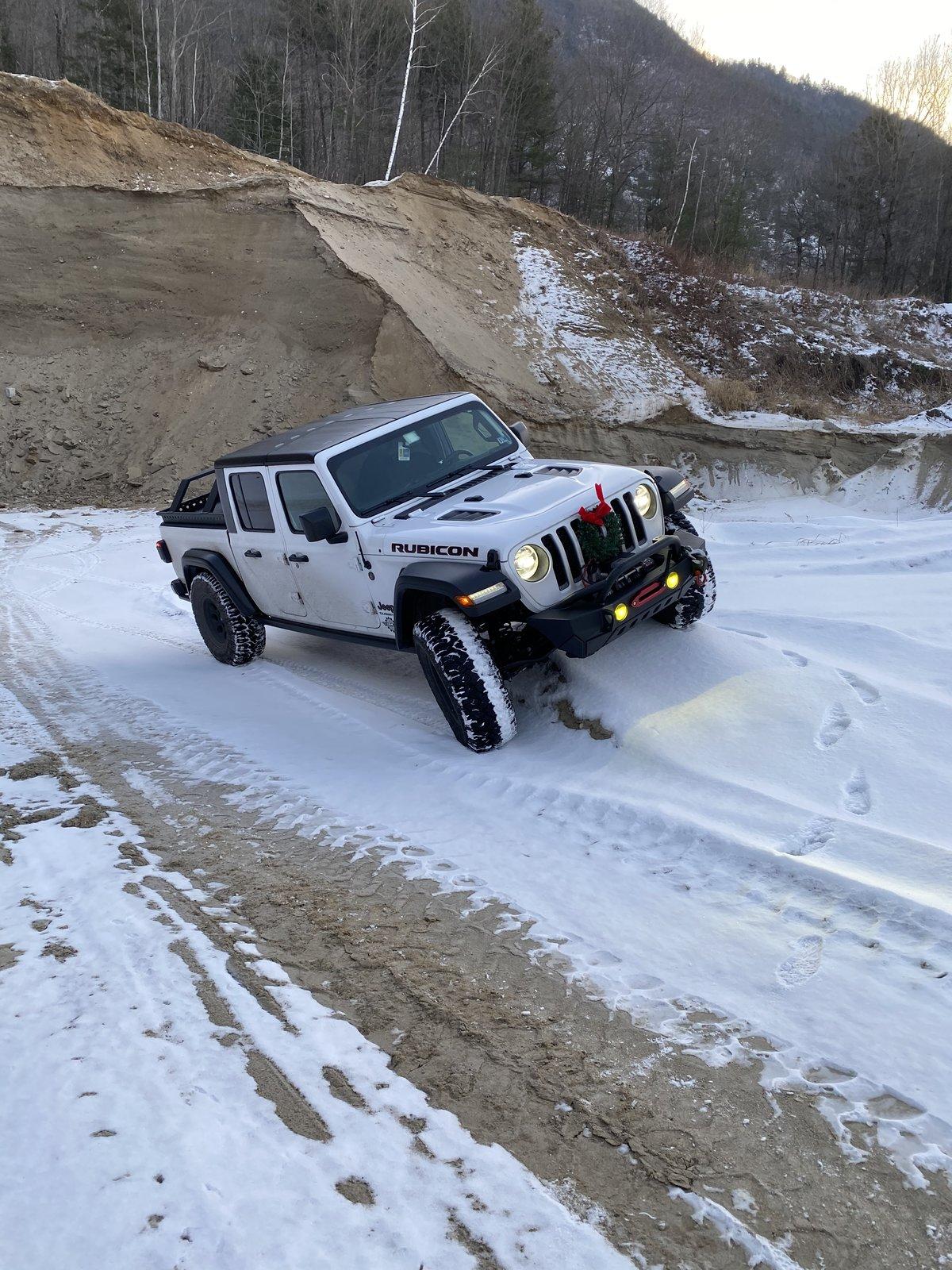Jeep Gladiator BRIGHT WHITE Gladiator JT Club E2A00967-3C48-4CBC-97BE-8E883CC58F3A