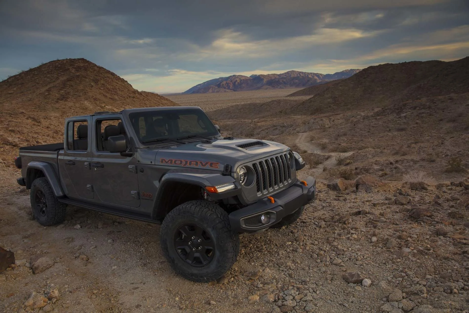 Jeep Gladiator Jeep Gladiator Mojave Edition! [Updated With Live Pics and Chassis/Suspension Breakdown] 2020-jeep-gladiator_100734566_h
