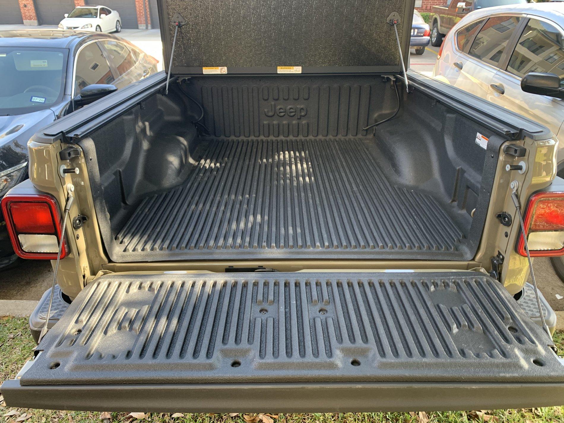 Jeep Gladiator Plastic Bed Liner keep/remove 3CD914CC-8133-406C-9A03-BDC98730970B