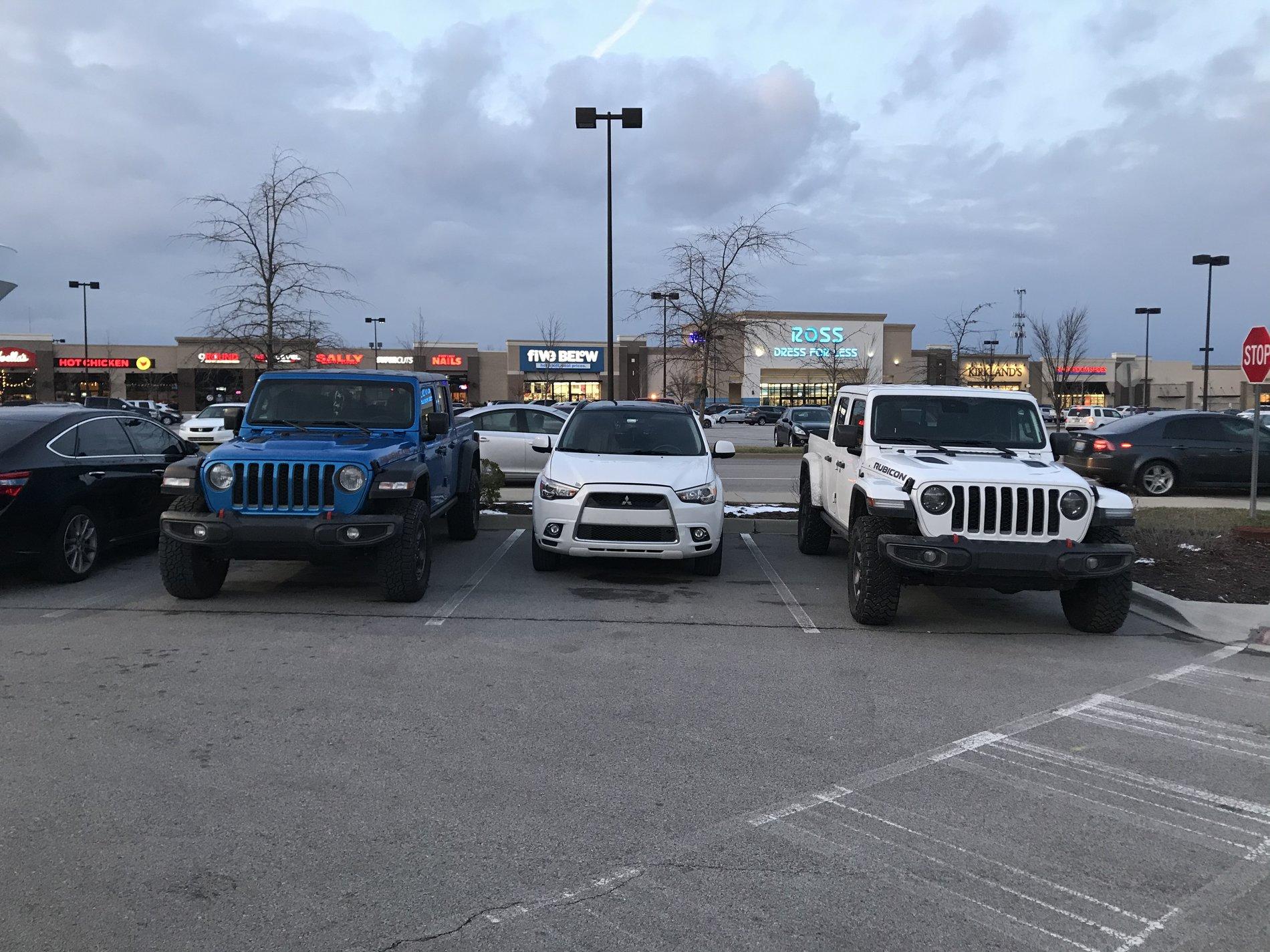 Jeep Gladiator Jeeps Parking Next To Jeeps FF2E07A2-7D86-4F06-9949-66176C7500CC