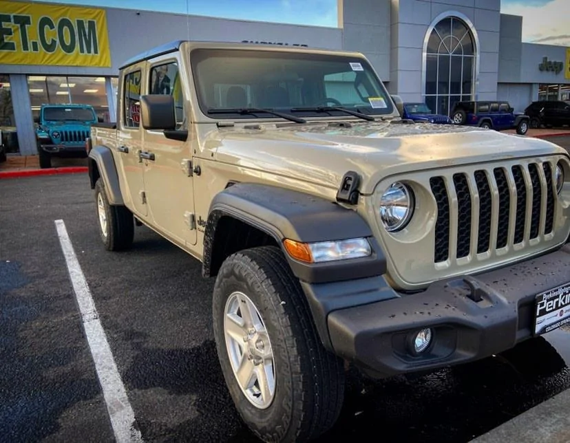 Jeep Gladiator My Gobi Tan Sport S 8CFE5387-BF7E-49DF-B95C-2217921BFB29