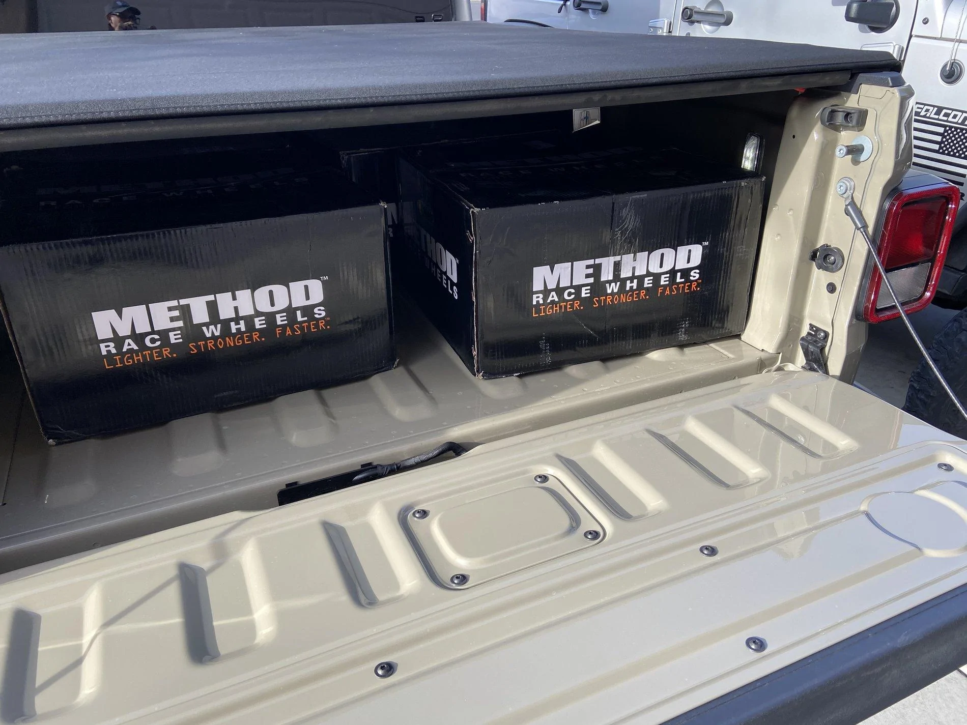 Jeep Gladiator My Gobi Tan Sport S 6FB912D3-6BB7-4749-B667-63D87E23B930
