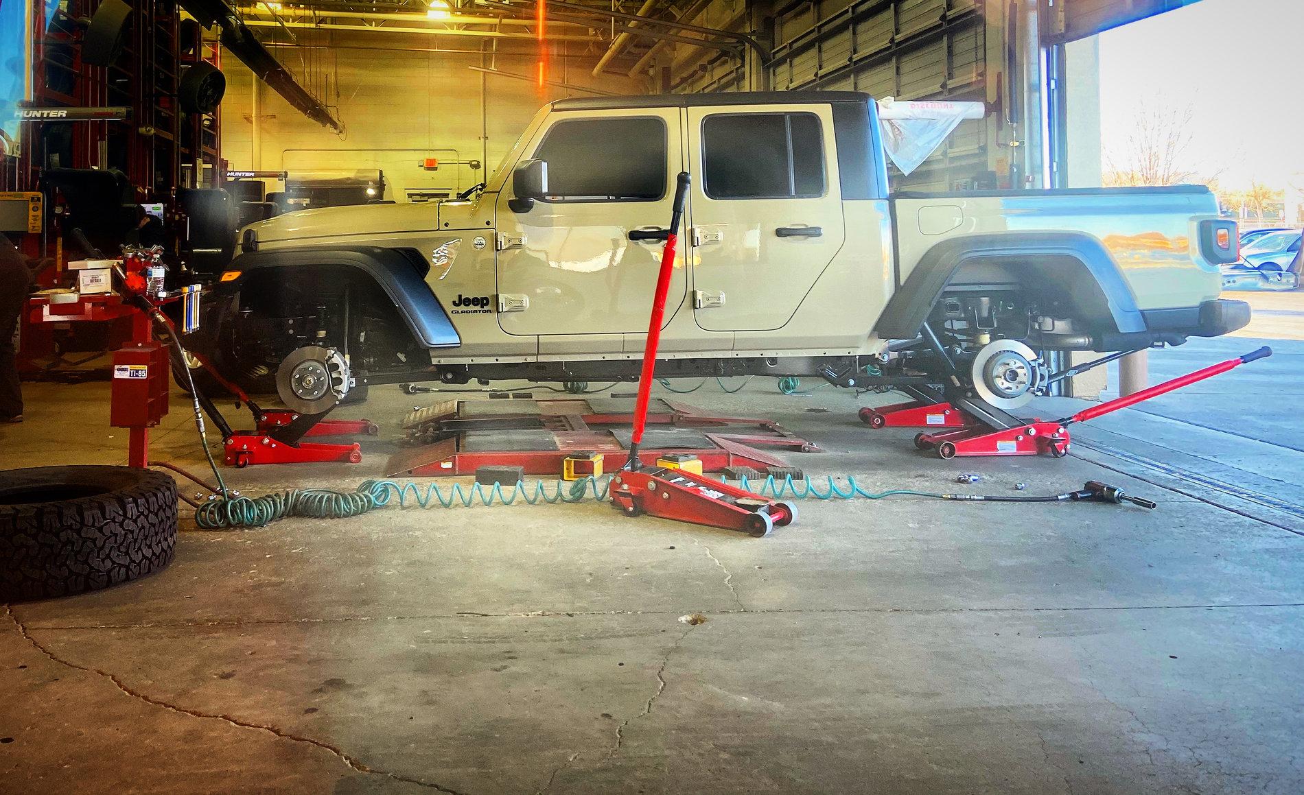 Jeep Gladiator My Gobi Tan Sport S 5F8BB2EE-72F4-4D87-88DC-B4D079D0094D