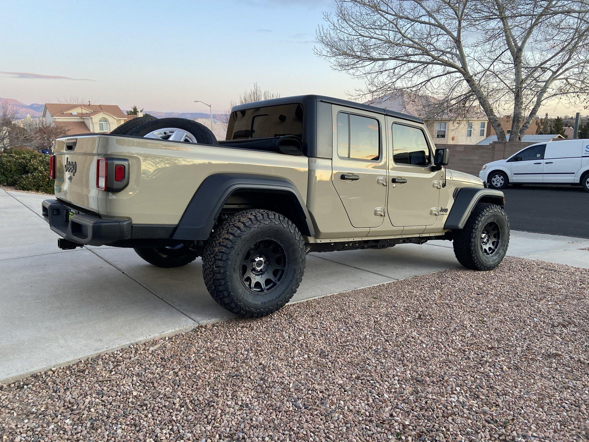 Jeep Gladiator My Gobi Tan Sport S 06EBFBF8-47AC-458C-8220-FF0D604B947F