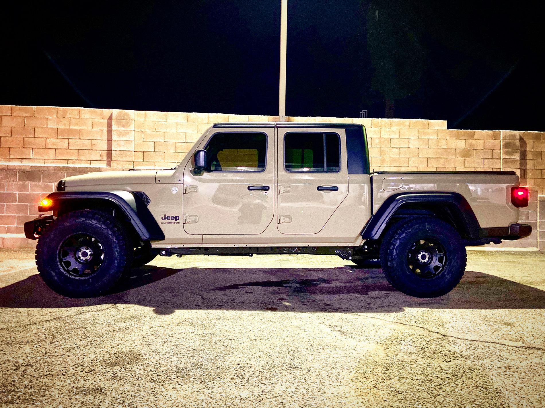 Jeep Gladiator My Gobi Tan Sport S F927D8F3-024B-42FC-BDDB-27051D9F3574