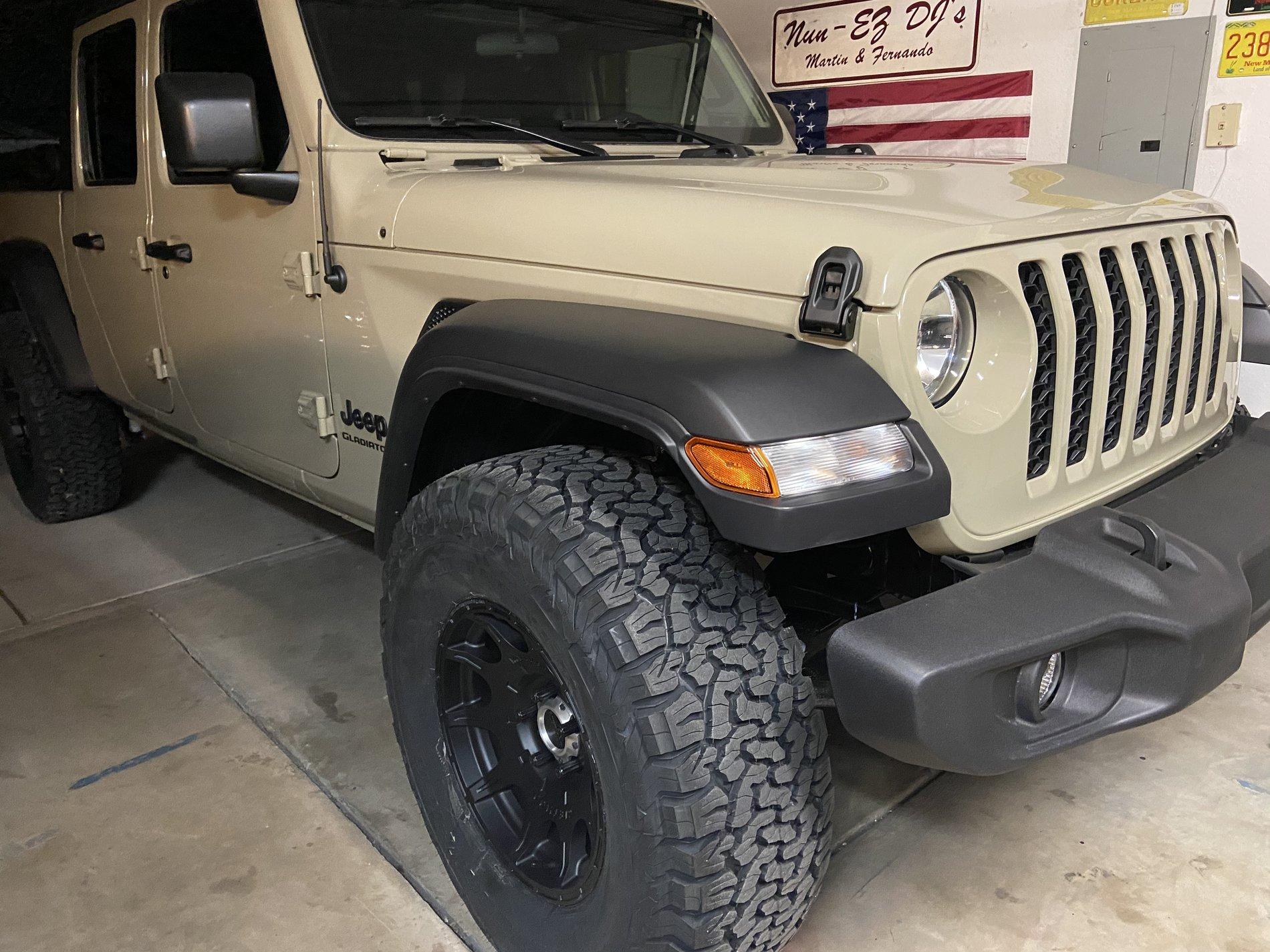 Jeep Gladiator My Gobi Tan Sport S 1FF5F035-2970-486A-9828-7131666C6468