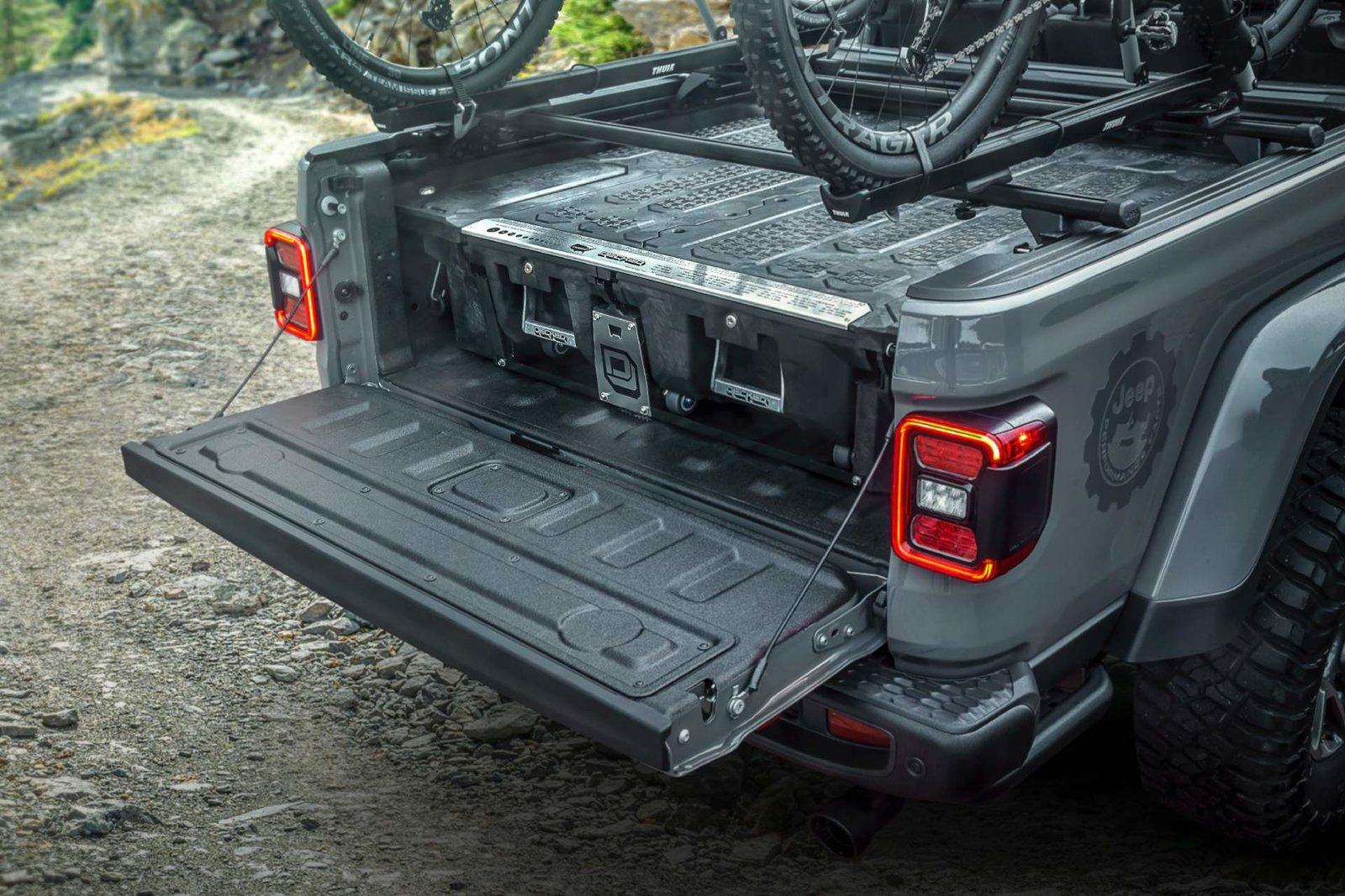 Jeep Gladiator Mopar Accessorized 2020 Jeep Gladiator (in Sting Gray) 55797bc5-mopar-accessories-for-2020-jeep-gladiator-5