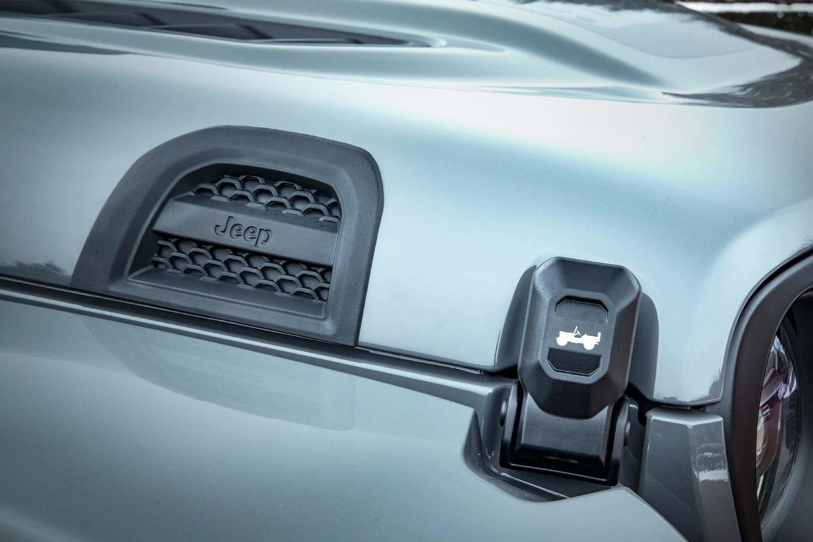 Jeep Gladiator Mopar Accessorized 2020 Jeep Gladiator (in Sting Gray) beeaac26-mopar-accessories-for-2020-jeep-gladiator-7