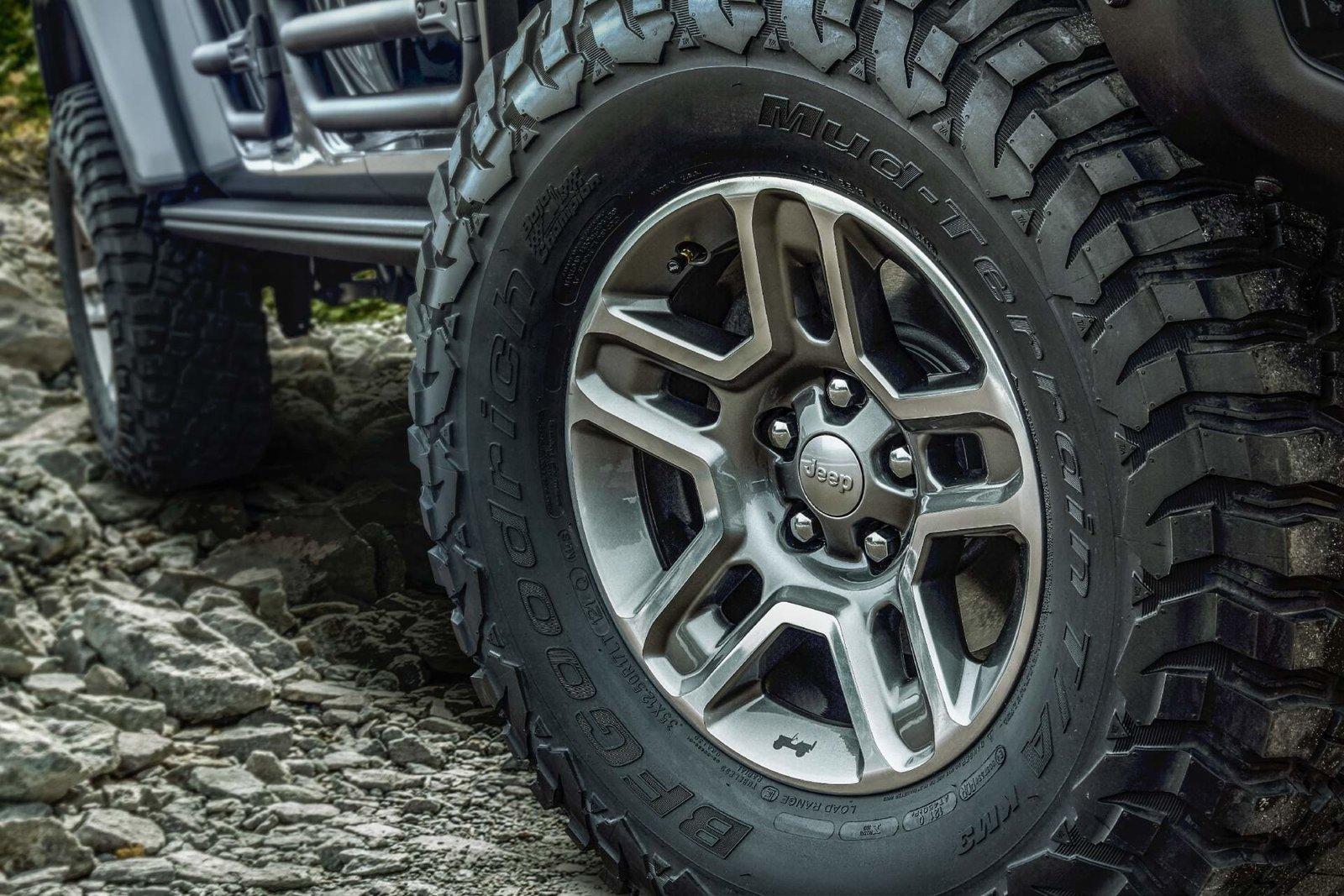 Jeep Gladiator Mopar Accessorized 2020 Jeep Gladiator (in Sting Gray) 72ca01af-mopar-accessories-for-2020-jeep-gladiator-9