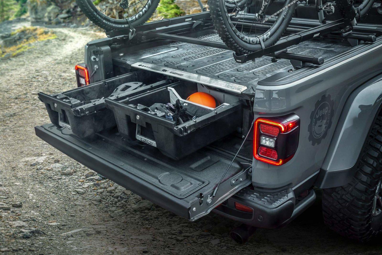 Jeep Gladiator Mopar Accessorized 2020 Jeep Gladiator (in Sting Gray) 0e2b419a-mopar-accessories-for-2020-jeep-gladiator-6