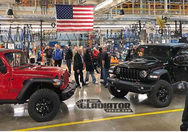 Jeep Gladiator BLACK Gladiator JT Club Black-Jeep-Gladiator-JT-Pickup-4