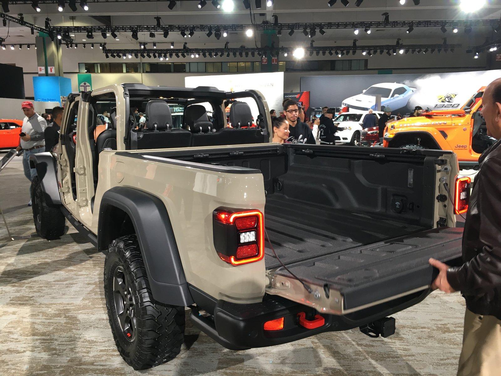 Jeep Gladiator Initial impressions at L.A. show... IMG_8327.JPG