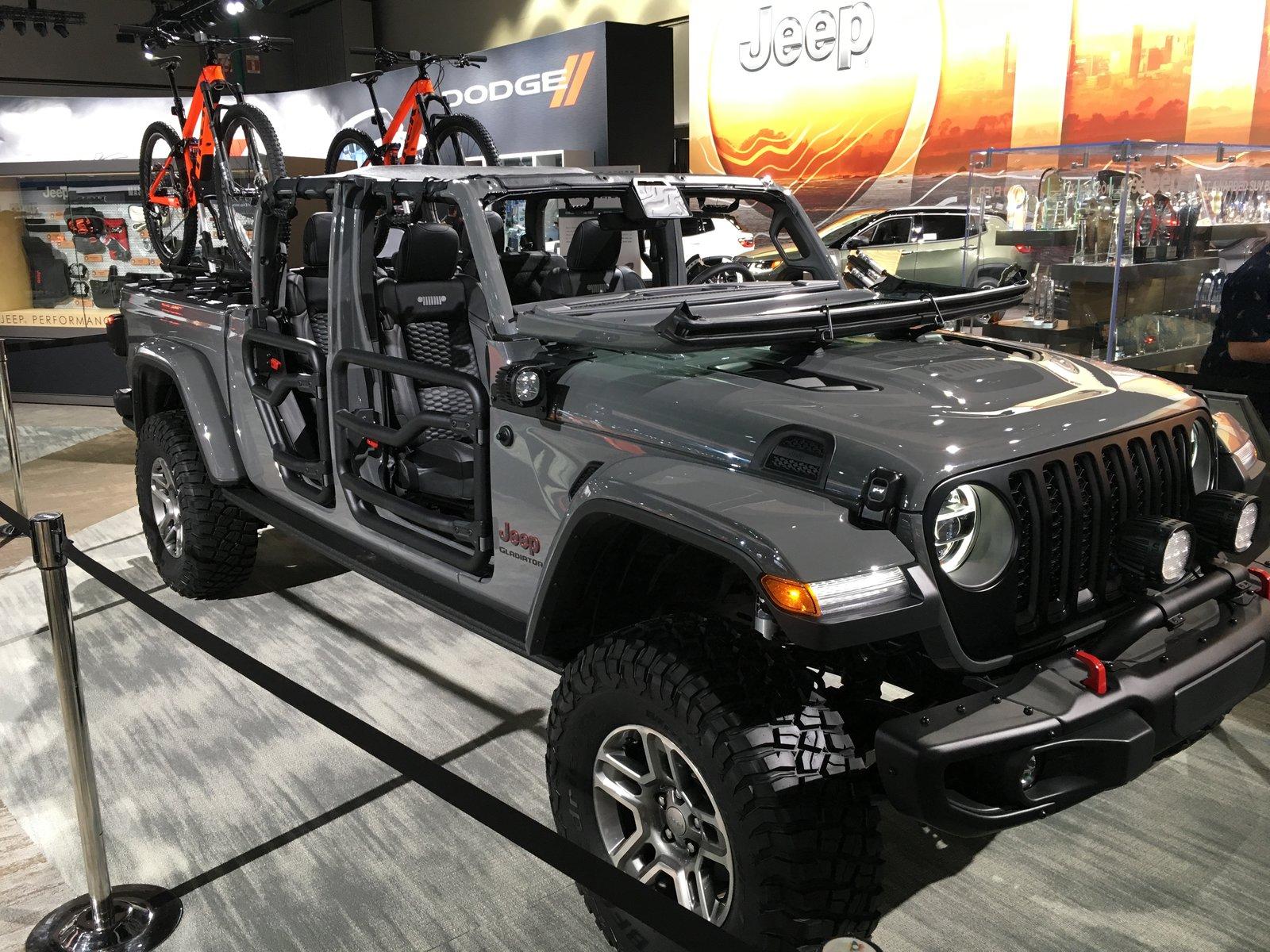 Jeep Gladiator Initial impressions at L.A. show... IMG_8331.JPG