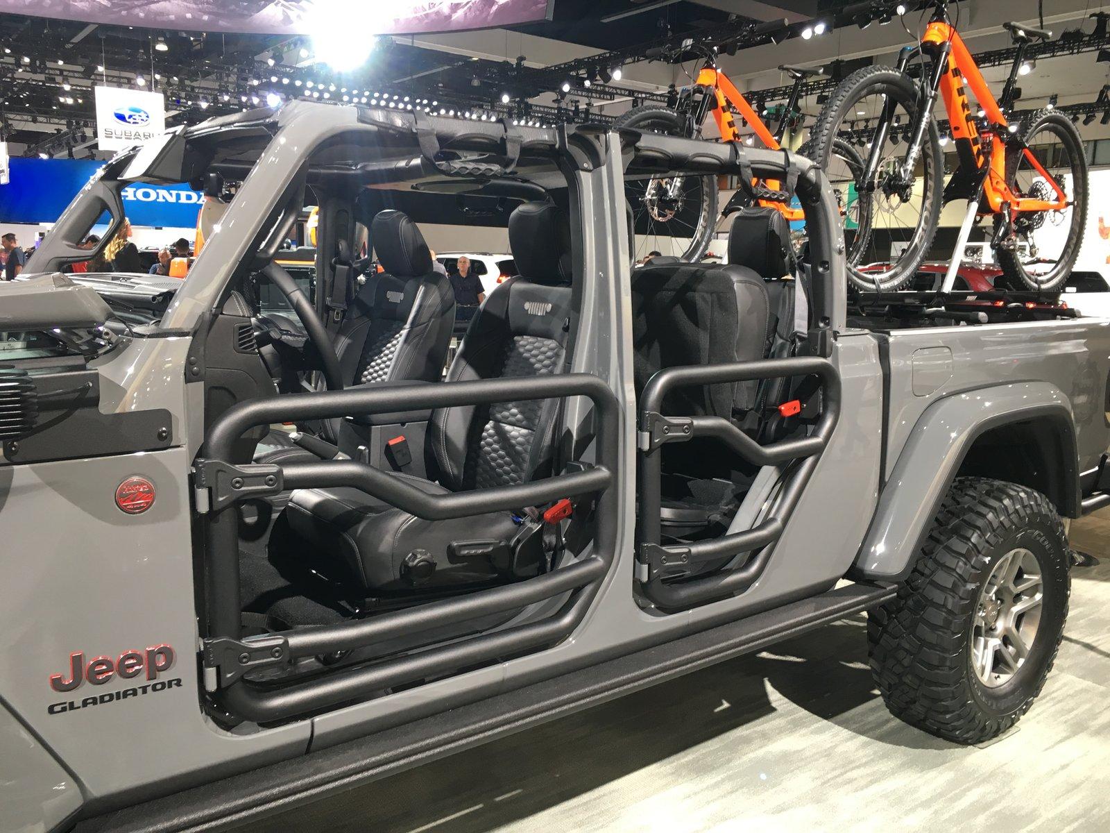 Jeep Gladiator Initial impressions at L.A. show... IMG_8333.JPG