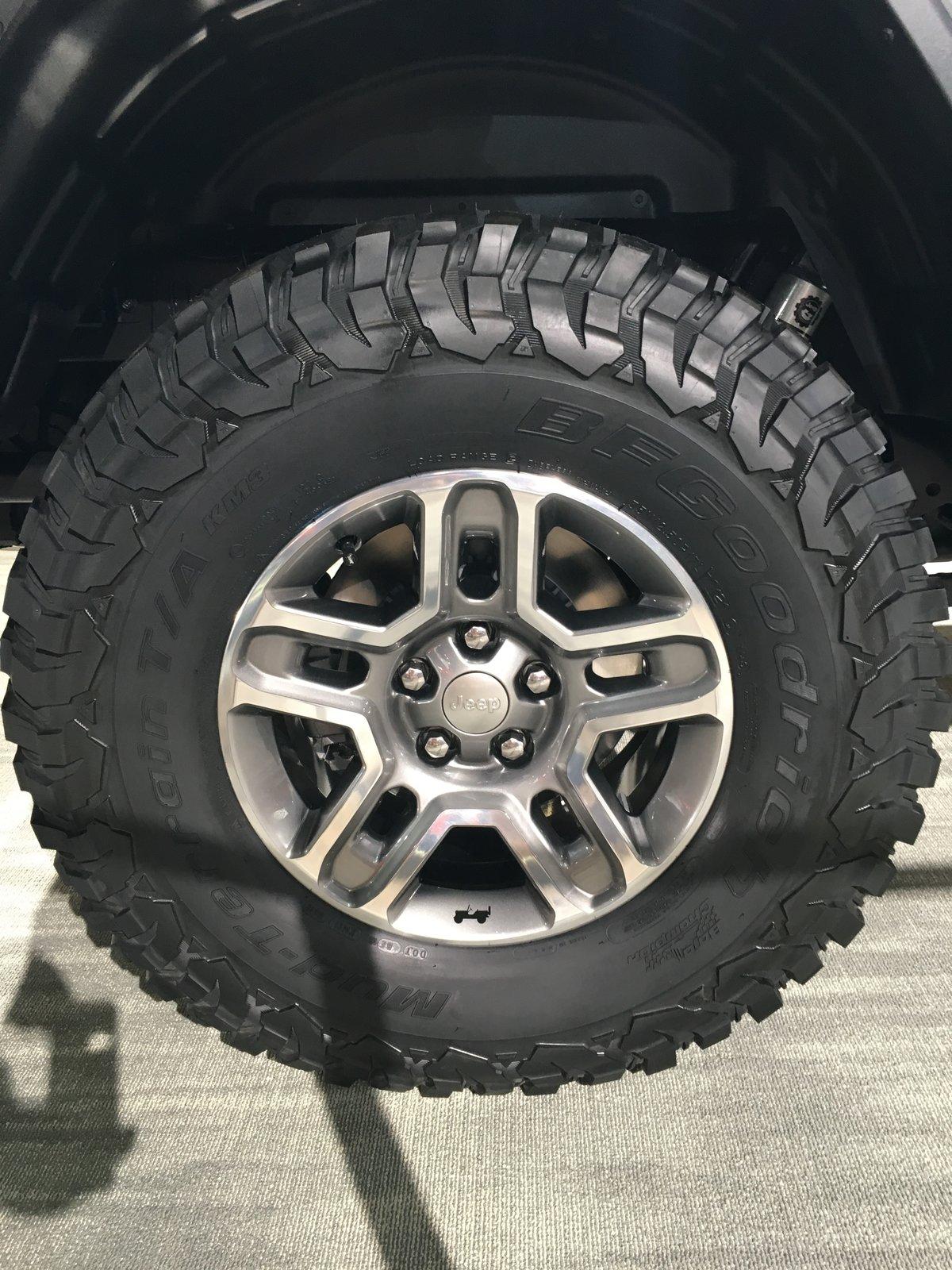 Jeep Gladiator Initial impressions at L.A. show... IMG_8336.JPG
