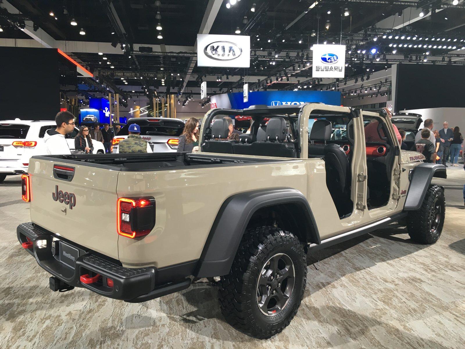 Jeep Gladiator Initial impressions at L.A. show... IMG_8344.JPG