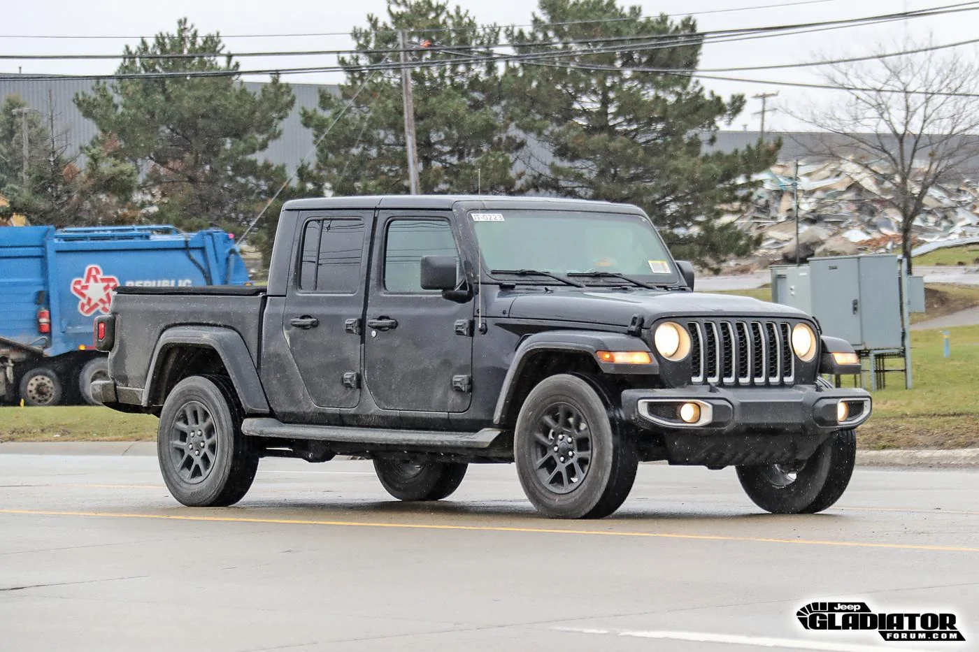 Jeep Gladiator 2020 Jeep Gladiator Spotted Testing in Black (Overland) and Billet Silver (Sport) 2020-Jeep-Gladiator-JT-Pickup-Truck-Spotted-Undisguised-3