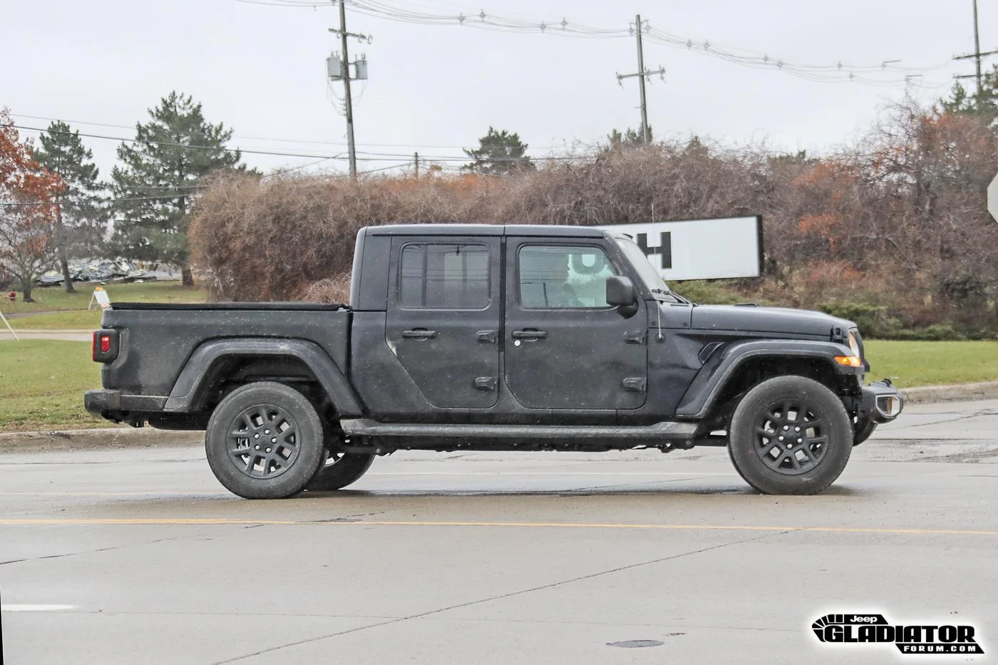 Jeep Gladiator 2020 Jeep Gladiator Spotted Testing in Black (Overland) and Billet Silver (Sport) 2020-Jeep-Gladiator-JT-Pickup-Truck-Spotted-Undisguised-4
