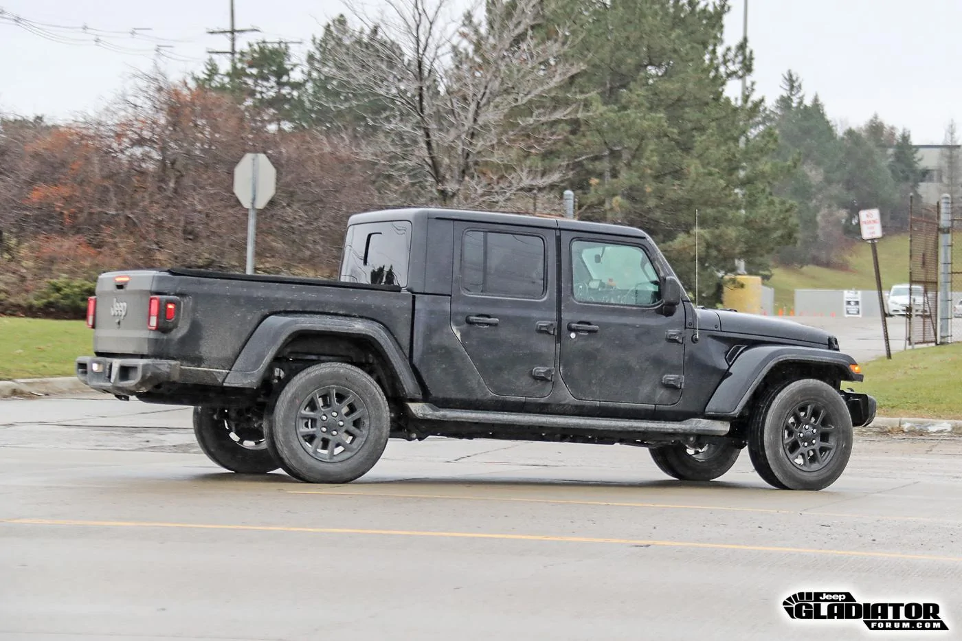 Jeep Gladiator 2020 Jeep Gladiator Spotted Testing in Black (Overland) and Billet Silver (Sport) 2020-Jeep-Gladiator-JT-Pickup-Truck-Spotted-Undisguised-6