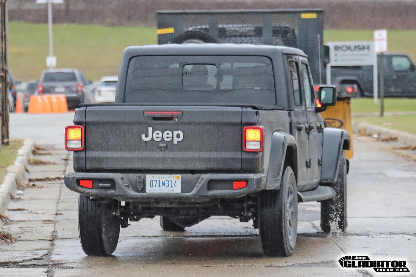 Jeep Gladiator 2020 Jeep Gladiator Spotted Testing in Black (Overland) and Billet Silver (Sport) 2020-Jeep-Gladiator-JT-Pickup-Truck-Spotted-Undisguised-8