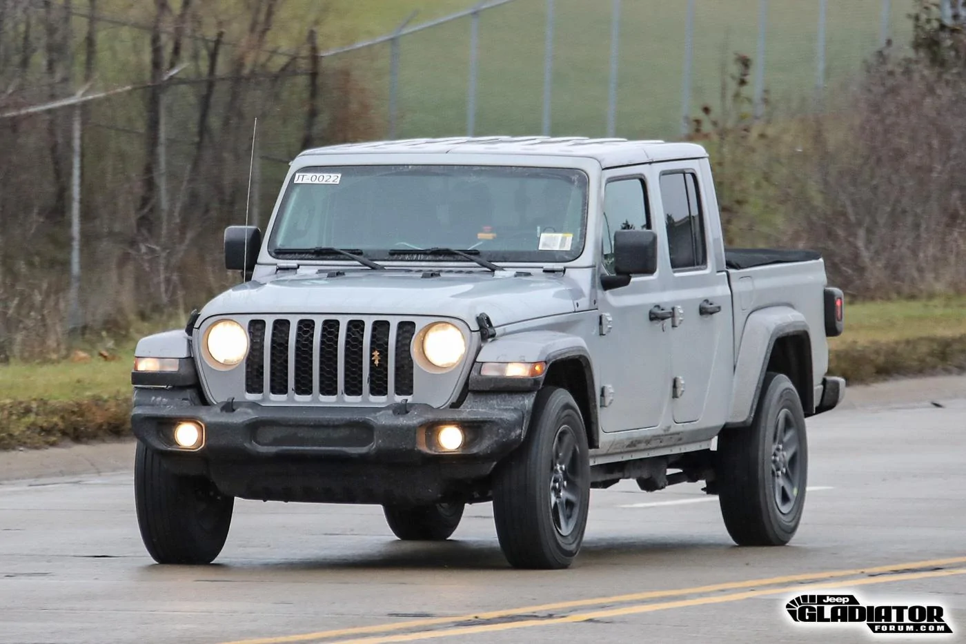 Jeep Gladiator 2020 Jeep Gladiator Spotted Testing in Black (Overland) and Billet Silver (Sport) 2020-Jeep-Gladiator-JT-Pickup-Truck-Spotted-Undisguised-9