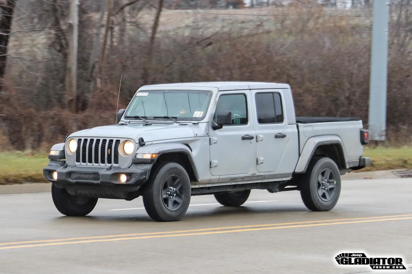 Jeep Gladiator 2020 Jeep Gladiator Spotted Testing in Black (Overland) and Billet Silver (Sport) 2020-Jeep-Gladiator-JT-Pickup-Truck-Spotted-Undisguised-10