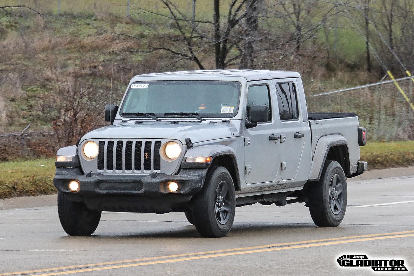 Jeep Gladiator 2020 Jeep Gladiator Spotted Testing in Black (Overland) and Billet Silver (Sport) 2020-Jeep-Gladiator-JT-Pickup-Truck-Spotted-Undisguised-11