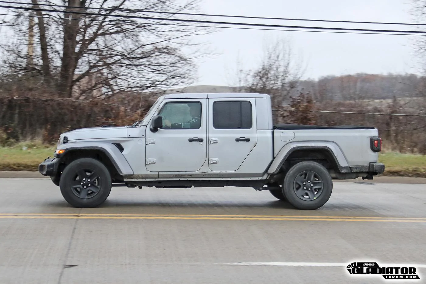 Jeep Gladiator 2020 Jeep Gladiator Spotted Testing in Black (Overland) and Billet Silver (Sport) 2020-Jeep-Gladiator-JT-Pickup-Truck-Spotted-Undisguised-12