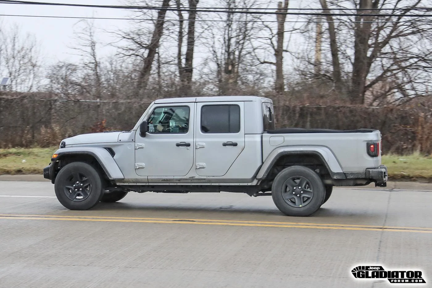 Jeep Gladiator 2020 Jeep Gladiator Spotted Testing in Black (Overland) and Billet Silver (Sport) 2020-Jeep-Gladiator-JT-Pickup-Truck-Spotted-Undisguised-13