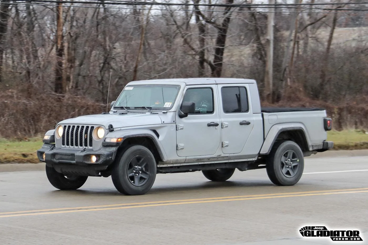 Jeep Gladiator 2020 Jeep Gladiator Spotted Testing in Black (Overland) and Billet Silver (Sport) 2020-Jeep-Gladiator-JT-Pickup-Truck-Spotted-Undisguised-14
