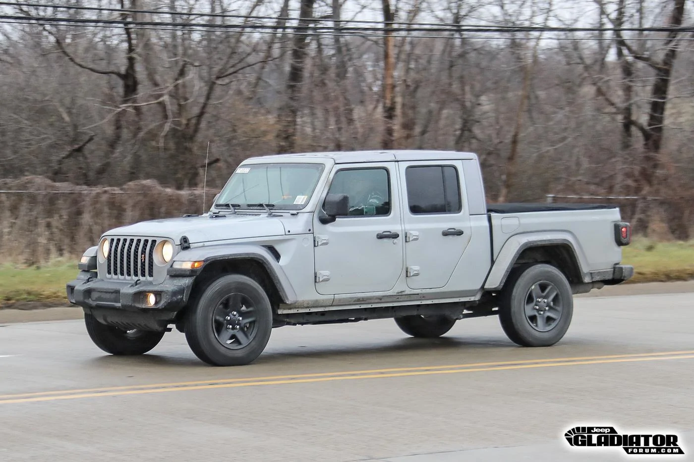 Jeep Gladiator 2020 Jeep Gladiator Spotted Testing in Black (Overland) and Billet Silver (Sport) 2020-Jeep-Gladiator-JT-Pickup-Truck-Spotted-Undisguised-15