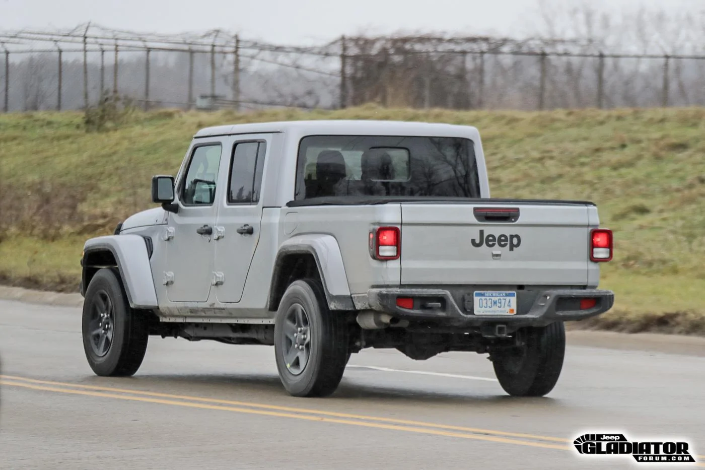 Jeep Gladiator 2020 Jeep Gladiator Spotted Testing in Black (Overland) and Billet Silver (Sport) 2020-Jeep-Gladiator-JT-Pickup-Truck-Spotted-Undisguised-16