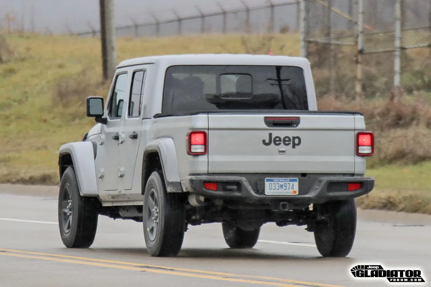 Jeep Gladiator 2020 Jeep Gladiator Spotted Testing in Black (Overland) and Billet Silver (Sport) 2020-Jeep-Gladiator-JT-Pickup-Truck-Spotted-Undisguised-17