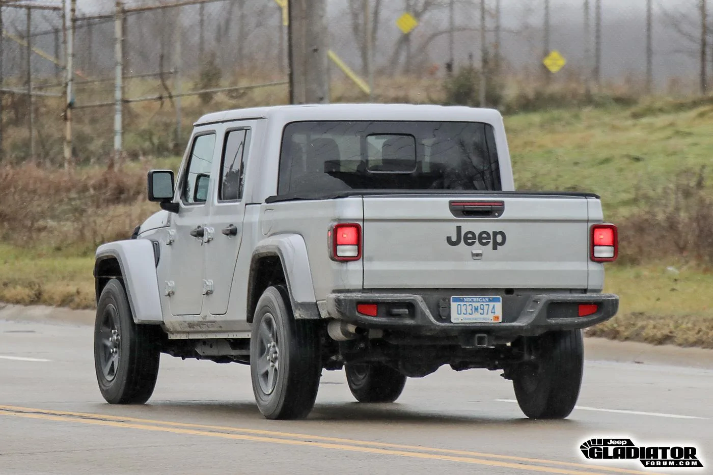 Jeep Gladiator 2020 Jeep Gladiator Spotted Testing in Black (Overland) and Billet Silver (Sport) 2020-Jeep-Gladiator-JT-Pickup-Truck-Spotted-Undisguised-18