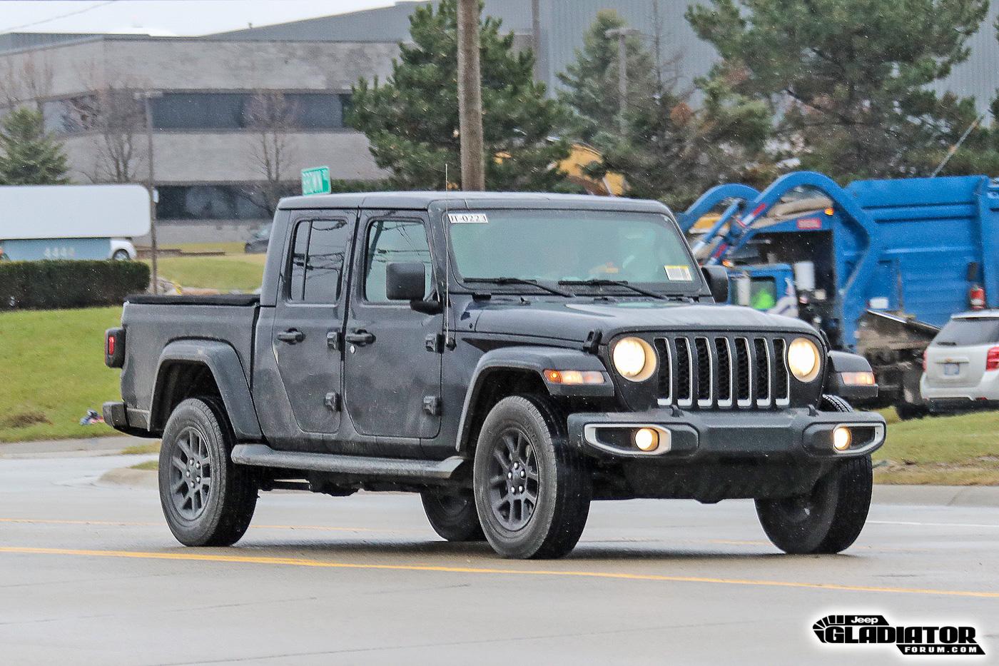 Jeep Gladiator BLACK Gladiator JT Club 2020-Jeep-Gladiator-JT-Pickup-Truck-Spotted-Undisguised-1