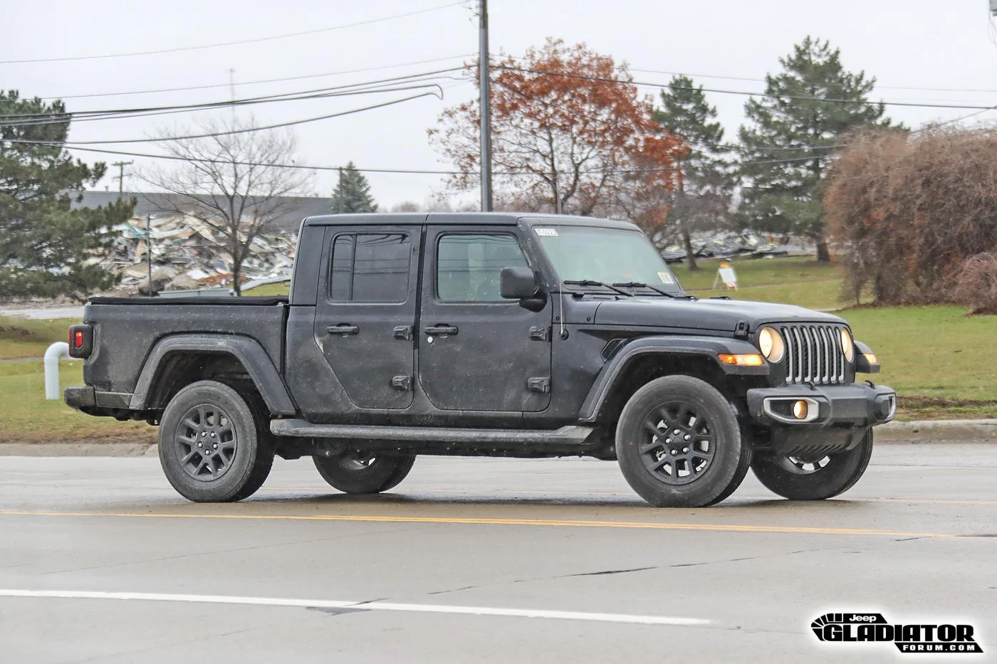 Jeep Gladiator BLACK Gladiator JT Club 2020-Jeep-Gladiator-JT-Pickup-Truck-Spotted-Undisguised-2