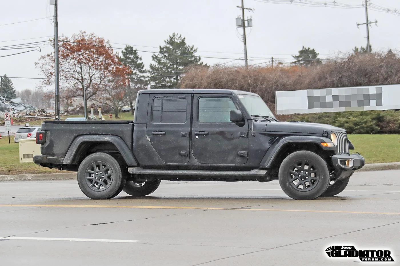 Jeep Gladiator BLACK Gladiator JT Club 2020-Jeep-Gladiator-JT-Pickup-Truck-Spotted-Undisguised-5