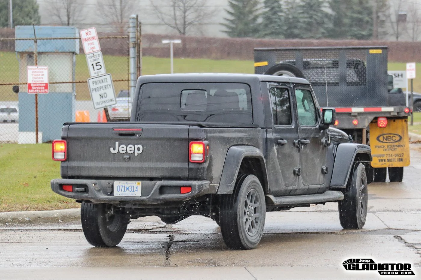 Jeep Gladiator BLACK Gladiator JT Club 2020-Jeep-Gladiator-JT-Pickup-Truck-Spotted-Undisguised-7