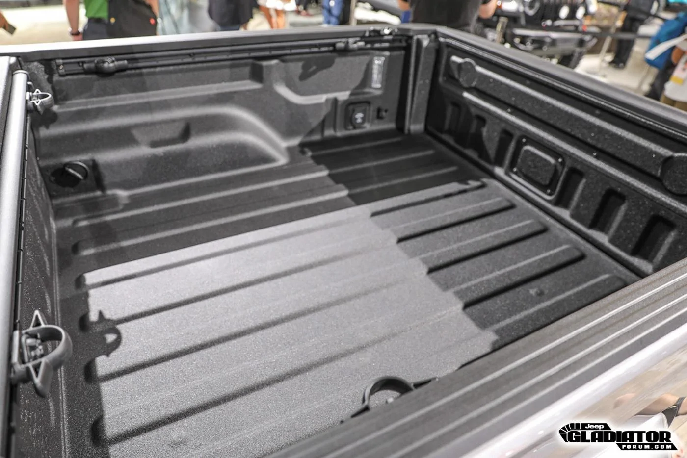 Jeep Gladiator 2020 Jeep Gladiator Specifications Sheet & Feature Availability 2020-jeep-gladiator-jt-pickup-truck-la-auto-show-3-jpg