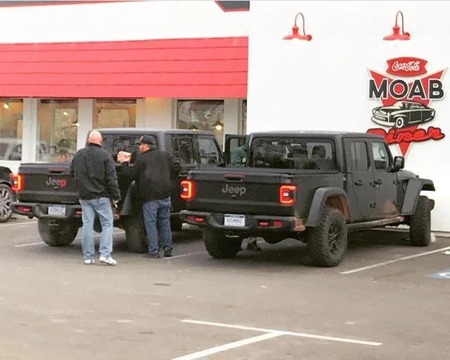 Jeep Gladiator BLACK Gladiator JT Club 66C2B9B6-3432-4651-8DB3-91705DE3597C