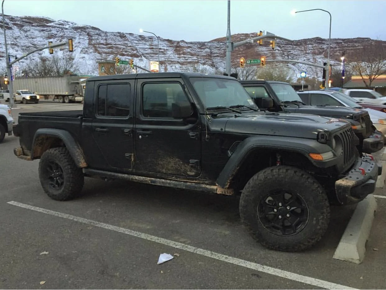 Jeep Gladiator BLACK Gladiator JT Club 35085610-FCC0-4B12-891F-1F50B4E0ADDD