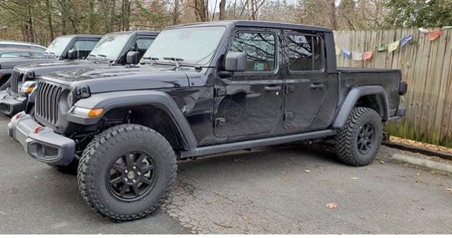 Jeep Gladiator BLACK Gladiator JT Club 7EB7E038-5807-41B5-A80B-B32F874A3FE2