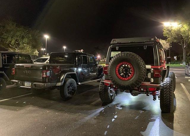 Jeep Gladiator BLACK Gladiator JT Club 69E13119-08DC-4F4D-AB10-2C132A8B3EA2